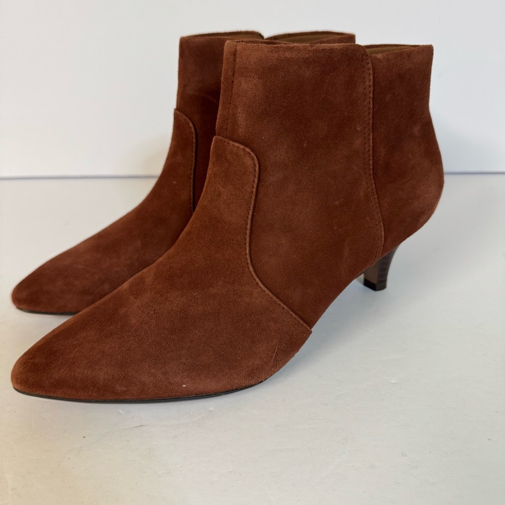 Clarks Size 8 Illeana Petal Women's Dark Brown Suede Side Zip Ankle Boots Heel